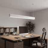 Iluminación funcional para zona de trabajo con diseño suspendido contemporáneo.