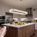 Luminaria de diseño sobre isla de cocina resaltando acabados en madera y piedra natural.