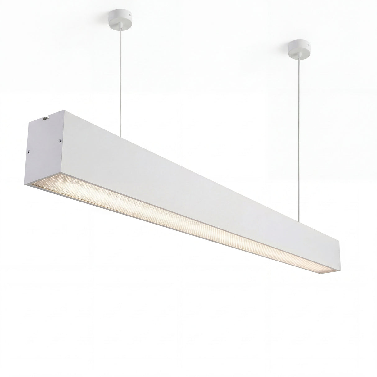 Vista en perspectiva de luminaria colgante blanca con difusor opal de baja luminancia.