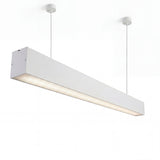 Vista en perspectiva de luminaria colgante blanca con difusor opal de baja luminancia.