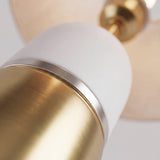 Detalle del acabado dorado cepillado y cuerpo de aluminio de la lámpara de mesa Olivia Gold