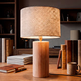 Luminaria decorativa de madera natural sobre escritorio clásico con iluminación cálida.