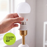 Instalación de foco LED E27 en la lámpara de mesa Olivia Gold, foco no incluido