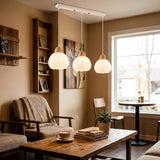 Lámpara de 3 luces sobre mesa de café en ambiente de decoración minimalista.