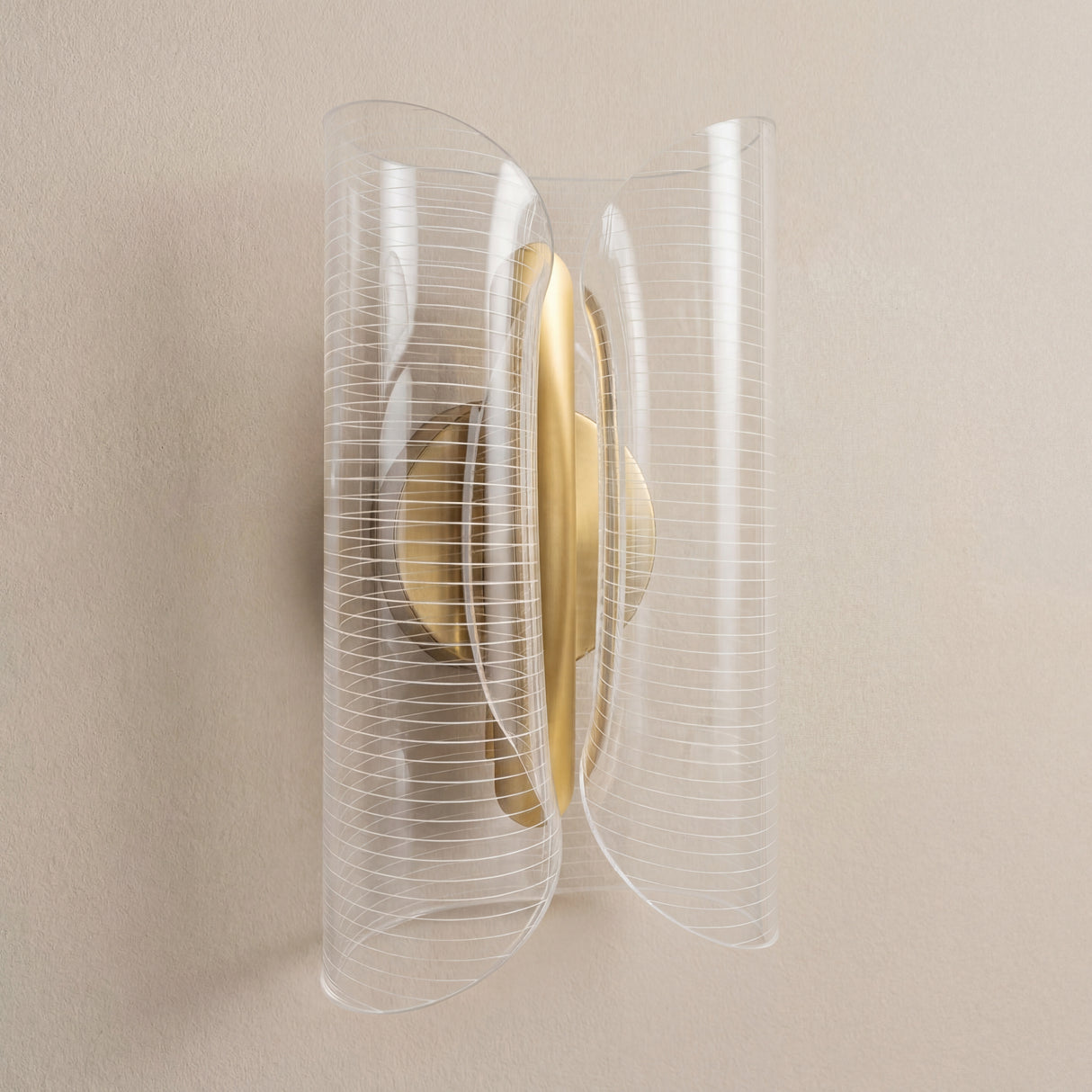 Vista frontal de lámpara de pared minimalista con estructura dorada y luz ambiental.