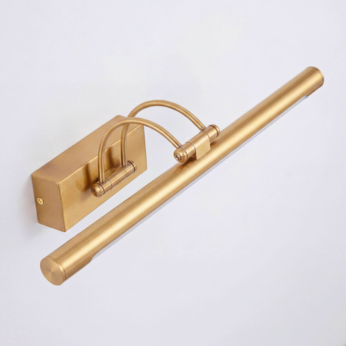 Luminaria lineal elegante con difusor opal antideslumbrante para proyectos residenciales y contract de lujo.