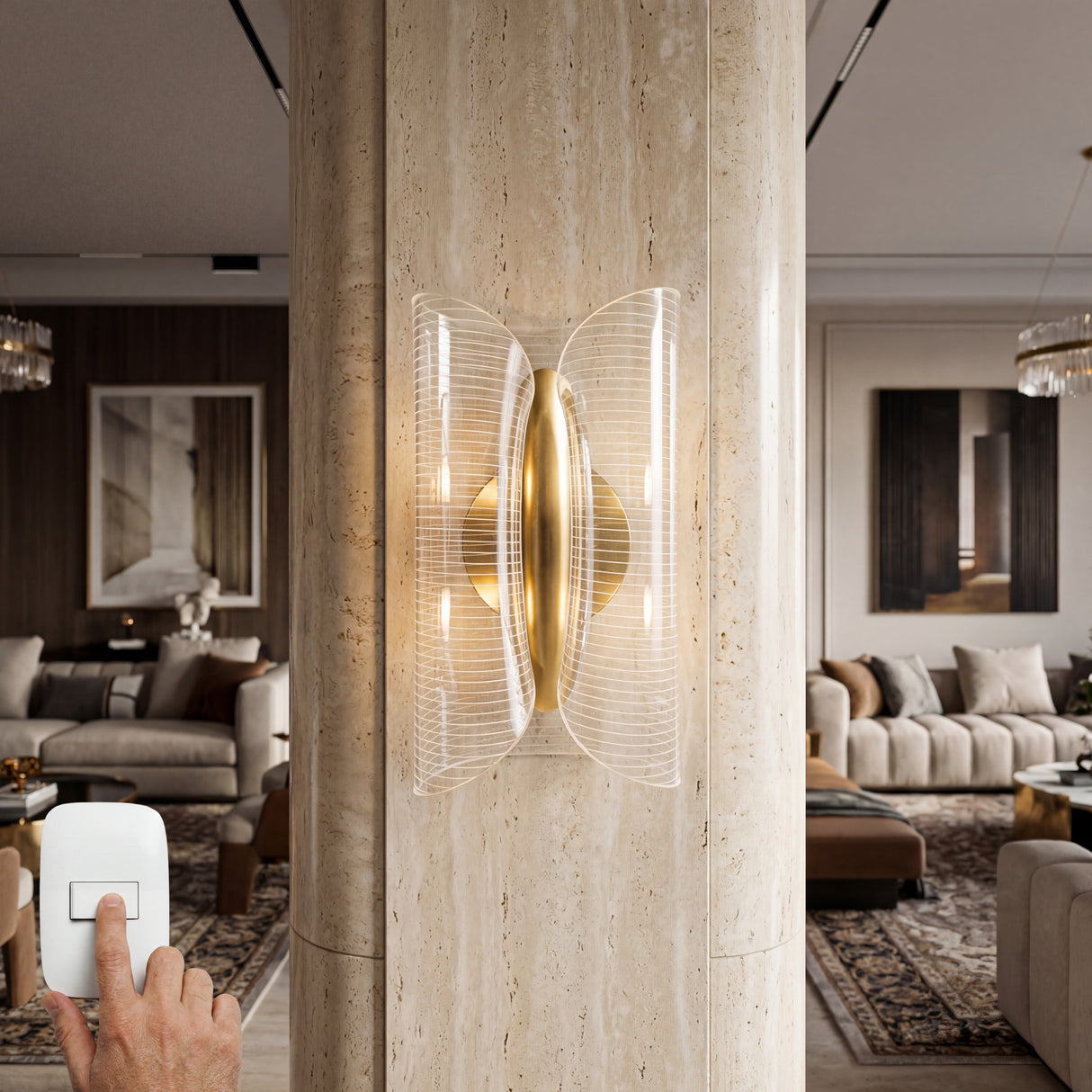Lámpara de pared de lujo en acabado oro satinado instalada verticalmente en sala principal.