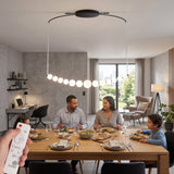 Lampara lineal de 17 globos LED sobre mesa de comedor de madera