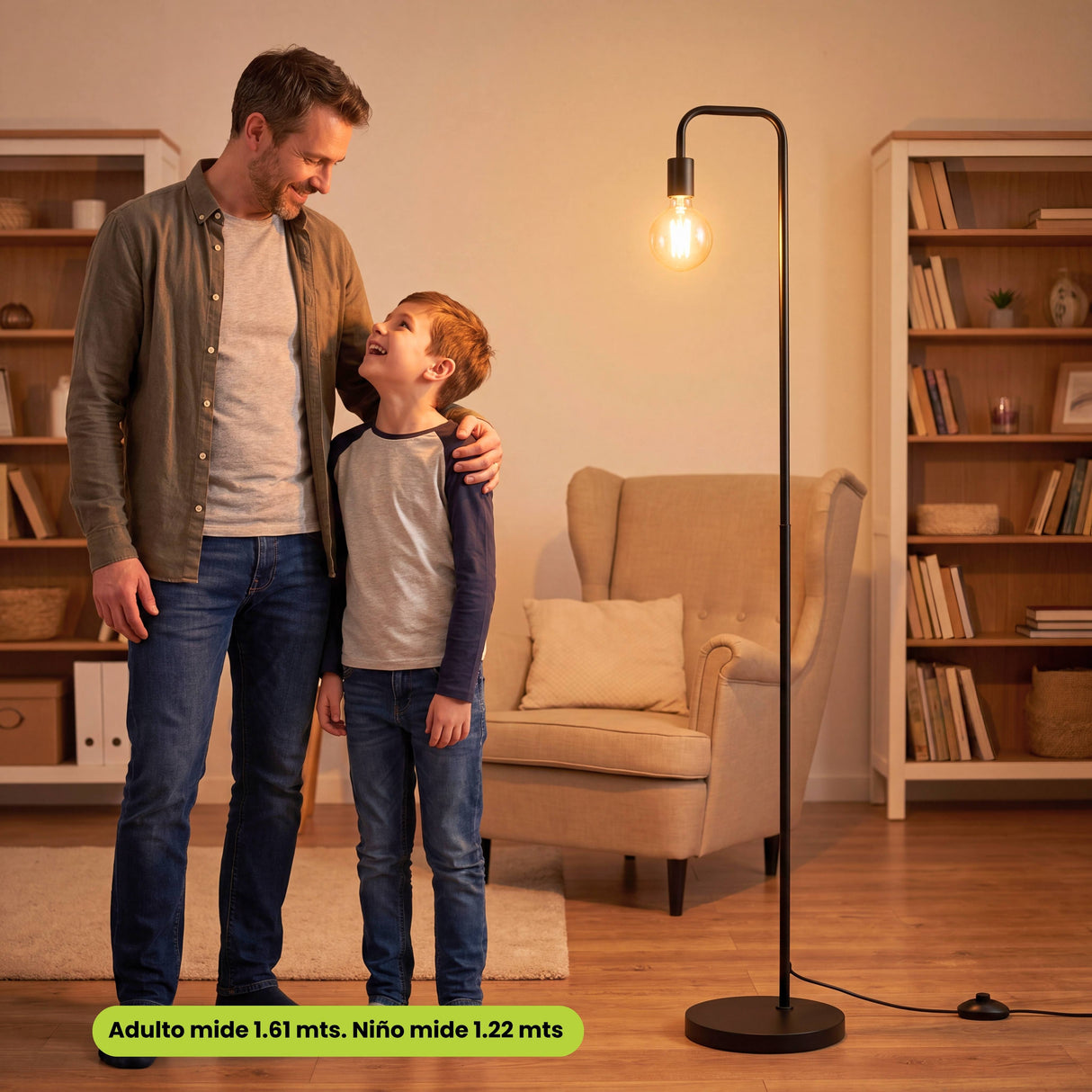 Iluminación ambiental en salón moderno con luminaria de pie metálica de alta eficiencia lumínica.