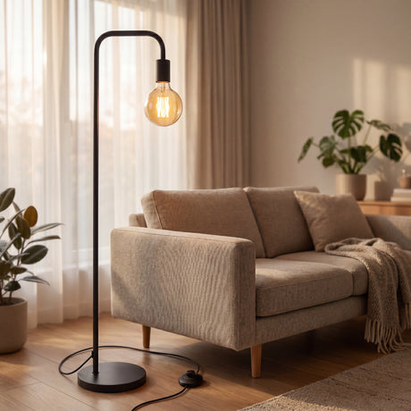 Lámpara de pie de diseño minimalista con acabados premium iluminando un salón contemporáneo.