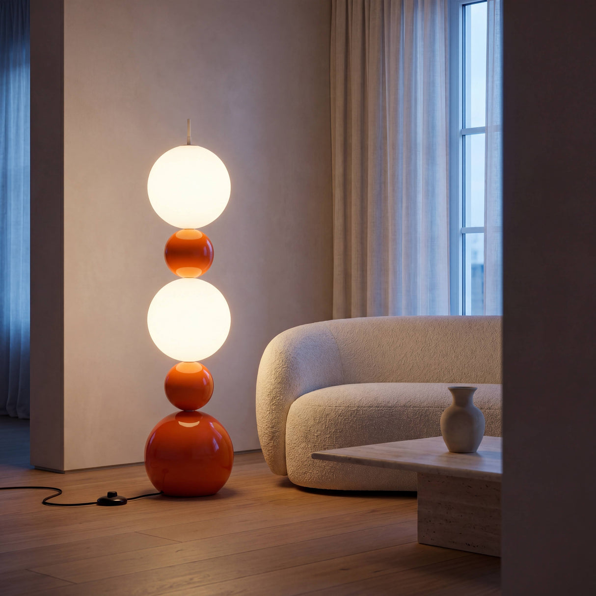 Lámpara de pie moderna de esferas iluminadas en salón con sofá blanco de arquitectura contemporánea.