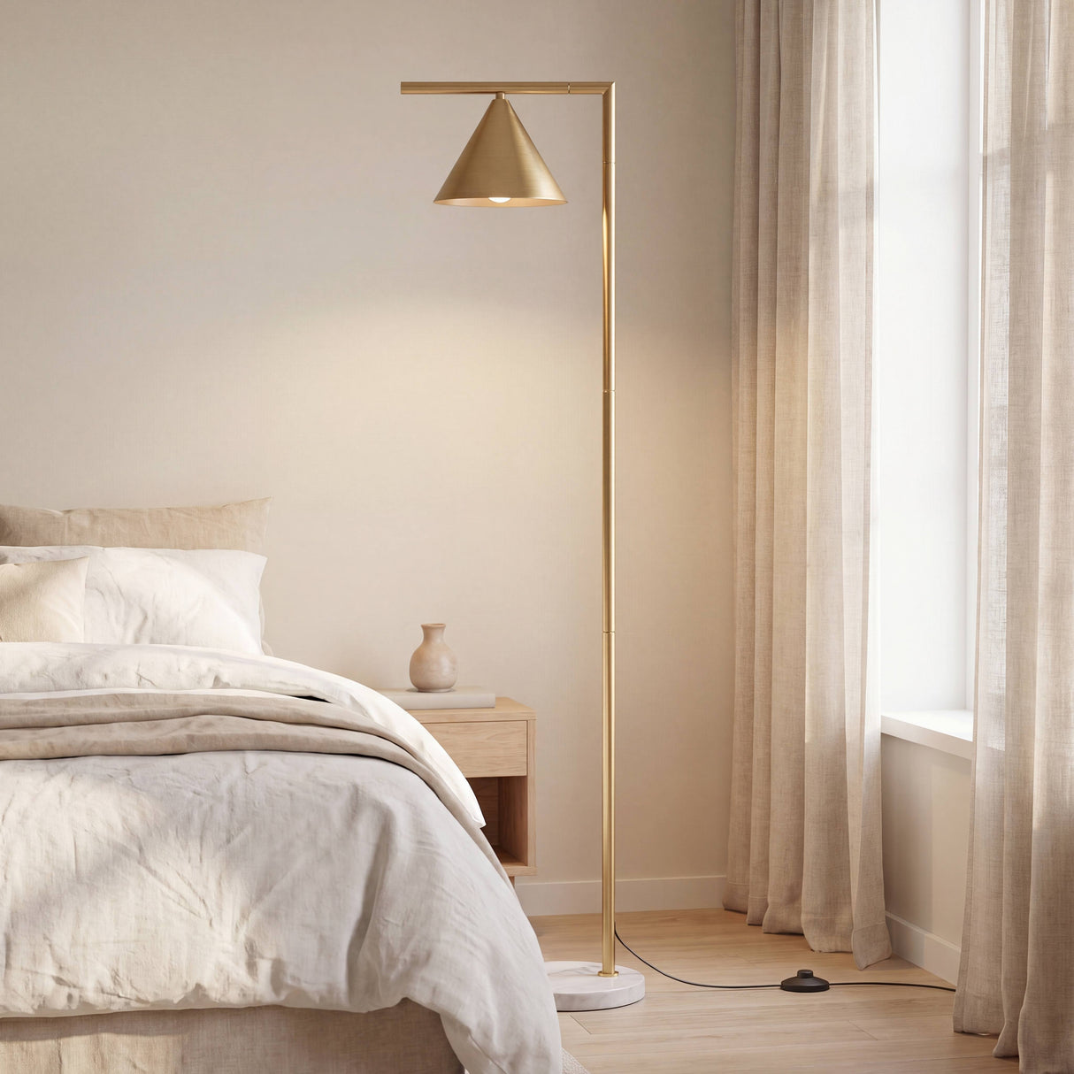 Lámpara de pie dorada junto a la cama en dormitorio de arquitectura moderna.