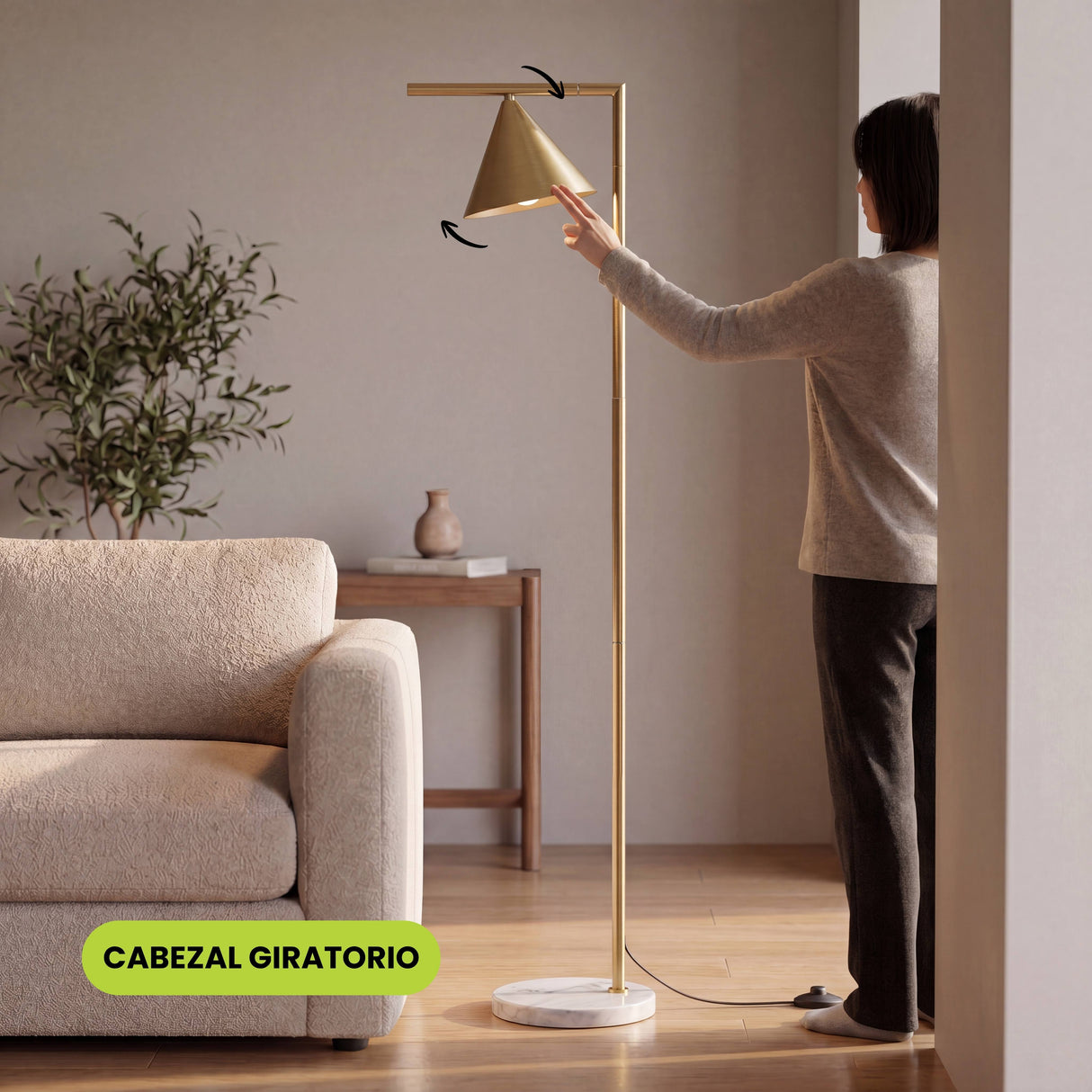 Persona ajustando lámpara de pie dorada en salón de arquitectura contemporánea.