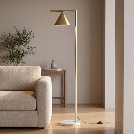 Lámpara de pie dorada en salón minimalista de diseño contemporáneo y tonos neutros.