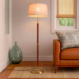 Lámpara Jessica Gold Cedro en salón elegante junto a un sillón de cuero camel.