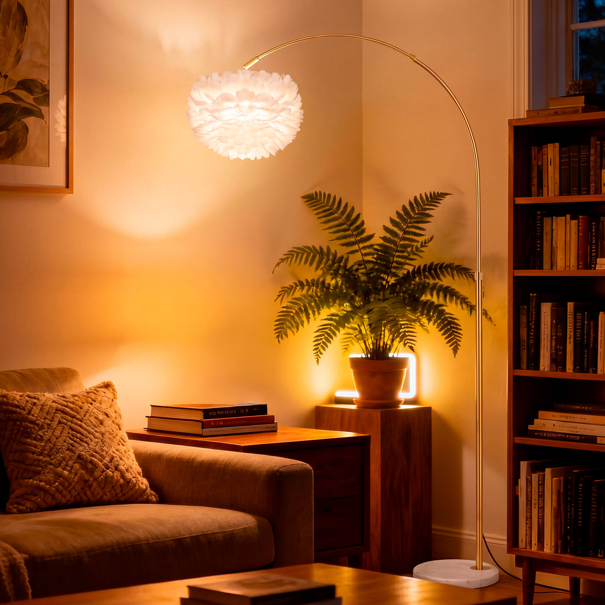 Lámpara de arco Carisma iluminando de forma perimetral una sala con plantas y luz cálida.