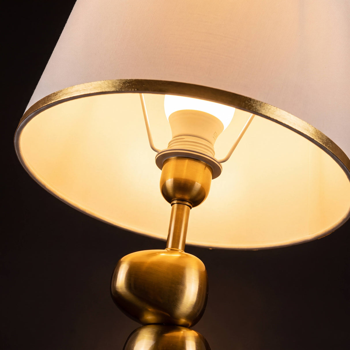 Vista interior de la pantalla con socket E27 de la lámpara PIETRA GOLD