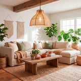 Lámpara colgante Brisa sobre sofá beige en sala con decoración de macramé y plantas.
