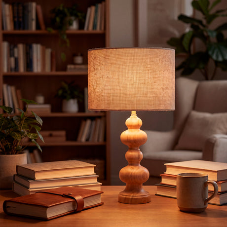 Lámpara de diseño orgánico en madera natural sobre escritorio clásico con luz cálida.