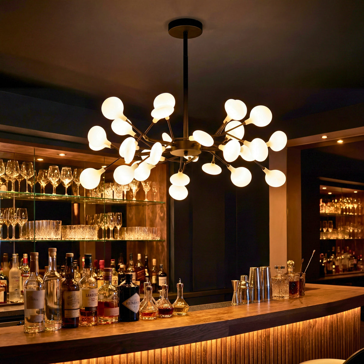 Aplicacion comercial de la lampara Sputnik Nativa Black sobre una barra de bar elegante.