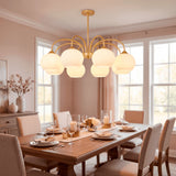 Modelo Victoria Gold centrada sobre una gran mesa de comedor familiar con sillas tapizadas.