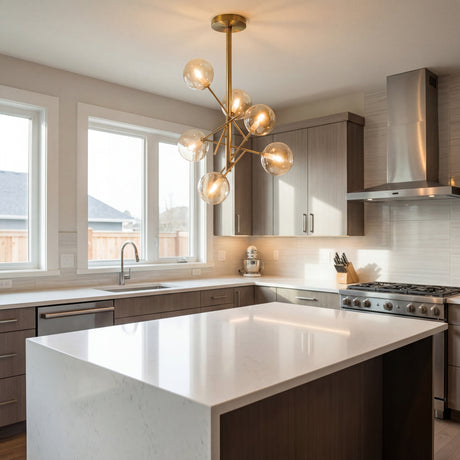 Lampara de techo Sputnik Estelar Gold de 6 luces instalada sobre una isla de cocina moderna con luz natural.