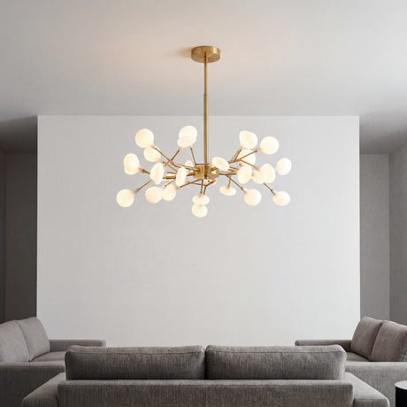 Lampara de techo Sputnik Nativa Gold en una sala minimalista con iluminacion calida.