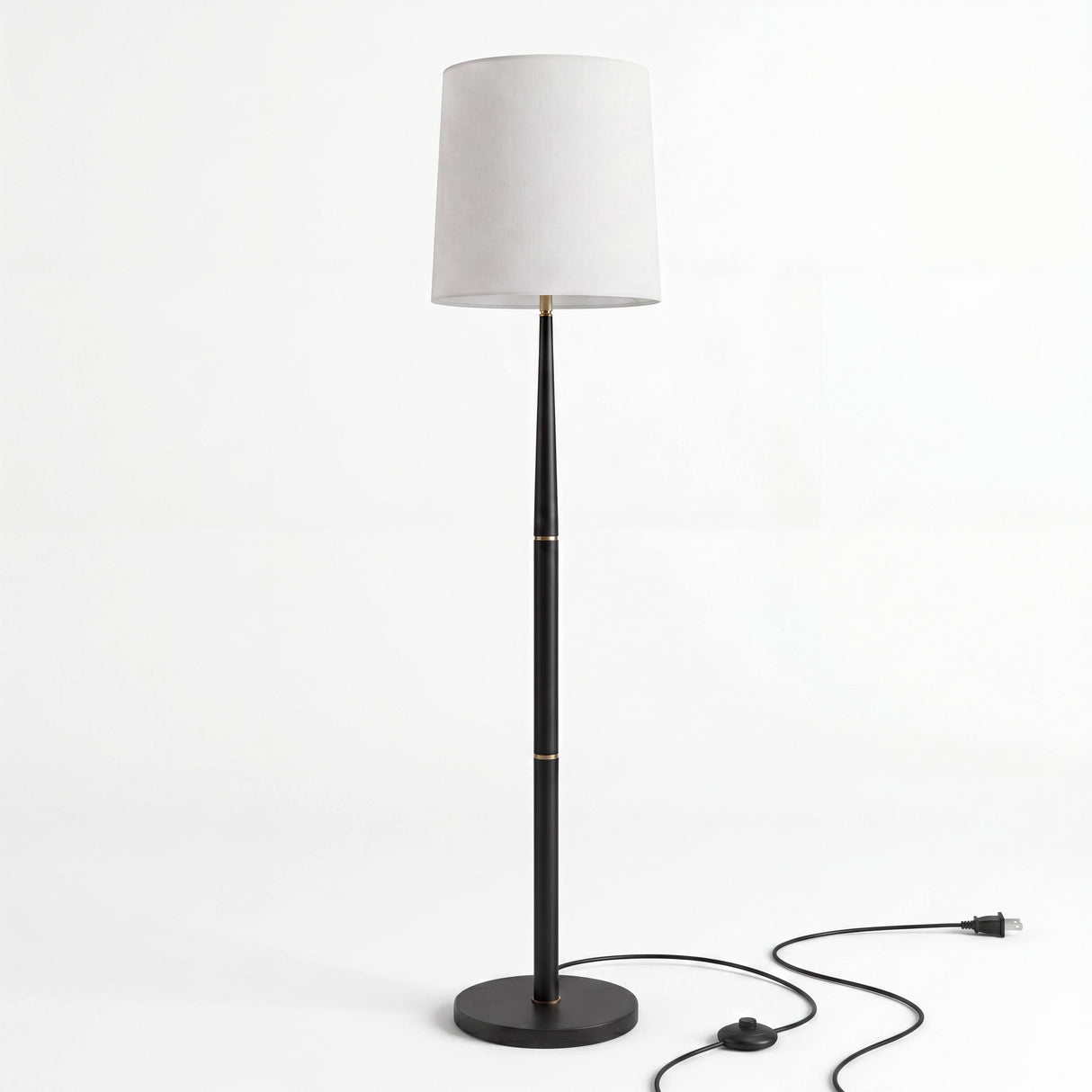 Estructura exenta decorativa con acabado negro mate y detalles satinados para salones de vanguardia.