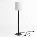 Estructura exenta decorativa con acabado negro mate y detalles satinados para salones de vanguardia.