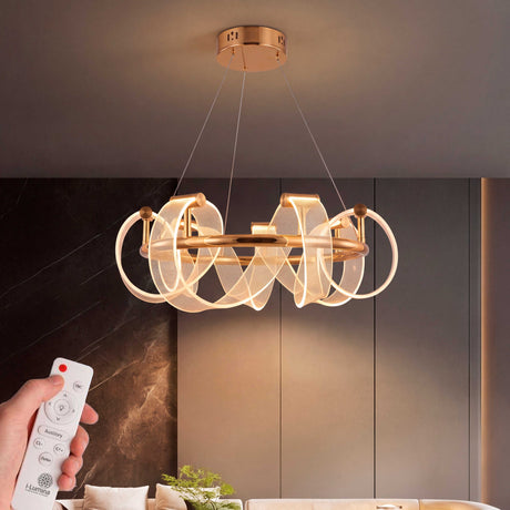Luminaria suspendida con difusores ondulados en acabado dorado para arquitectura de vanguardia.