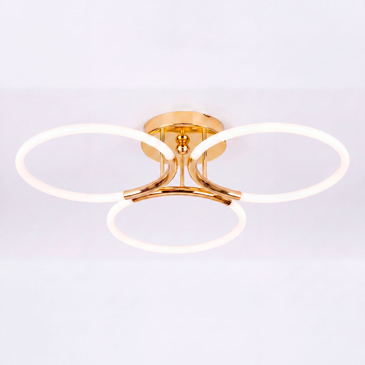 Vista de catálogo del plafón Escocia Trío Gold sobre fondo neutro minimalista.