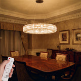 Iluminación central para mesa de comedor con acabados platino y destellos de cristal.