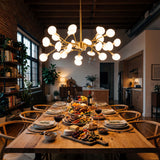 Comedor moderno iluminado con una lampara Sputnik Nativa Gold sobre mesa de madera.