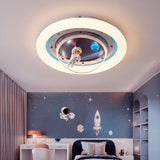 Lámpara de techo temática espacial con astronauta en dormitorio con mural de galaxia.