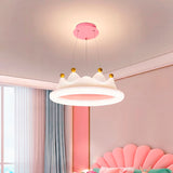 Colgante Royal Crown sobre cama con cabecero de concha en dormitorio moderno.