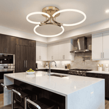 Configuración de luz para cocina contemporánea con mobiliario oscuro y encimeras blancas.