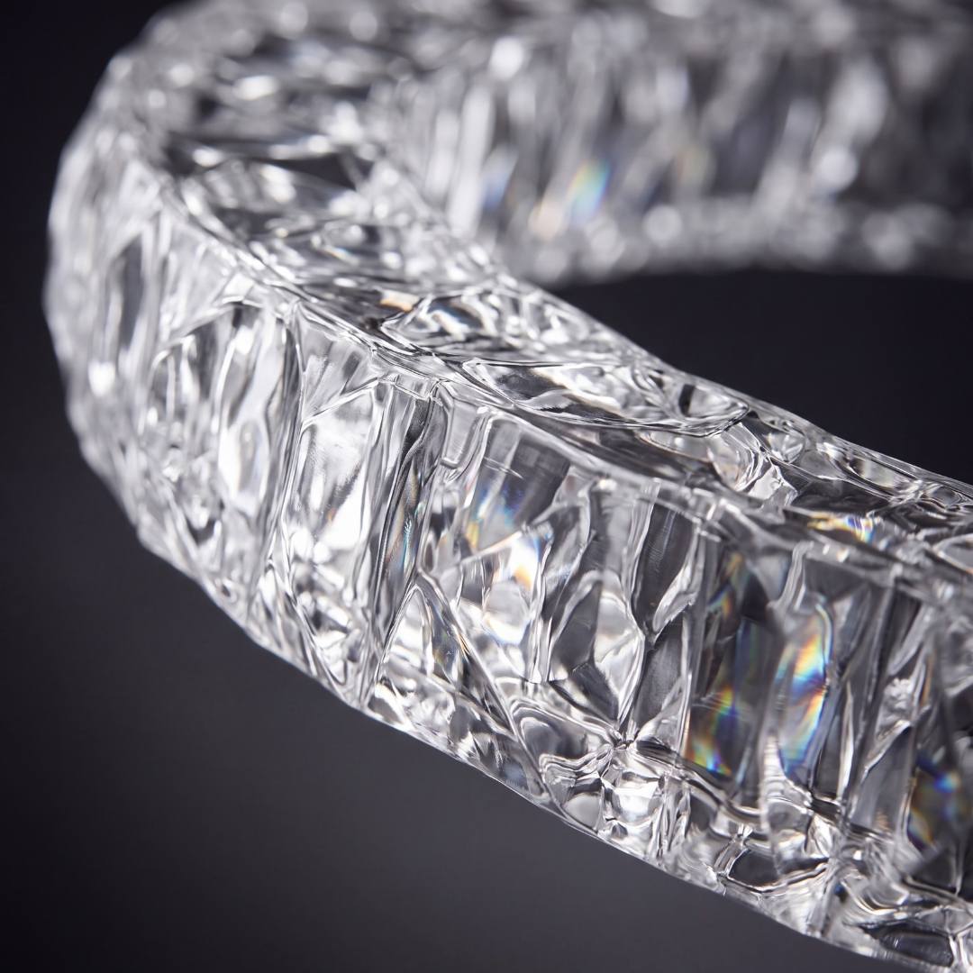 Detalle del anillo efecto cristal texturizado de la lámpara GEMA DUO