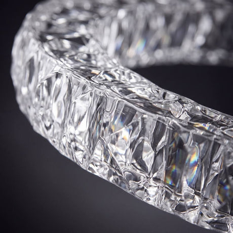 Detalle del anillo efecto cristal texturizado de la lámpara GEMA DUO
