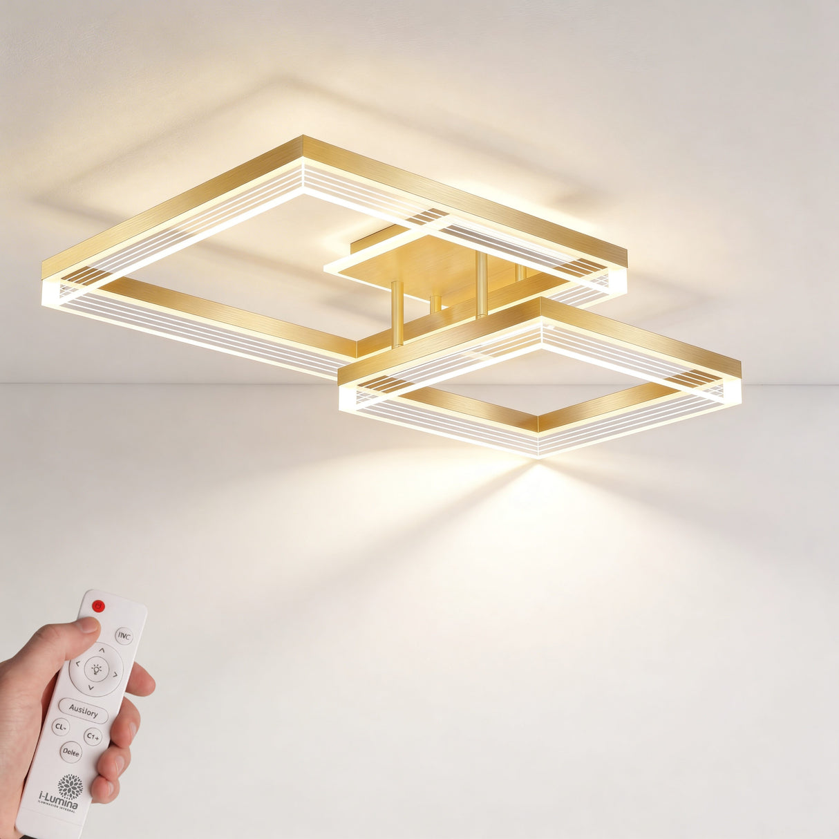 Efecto de iluminación ambiental de lámpara LED dorada instalada en el techo.