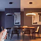 Efecto de luz ambiental en zona de comedor con contraste de sombras y diseño sobrio.