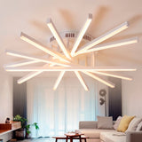 Plafón LED de diseño radial blanco en salón contemporáneo con iluminación cálida.