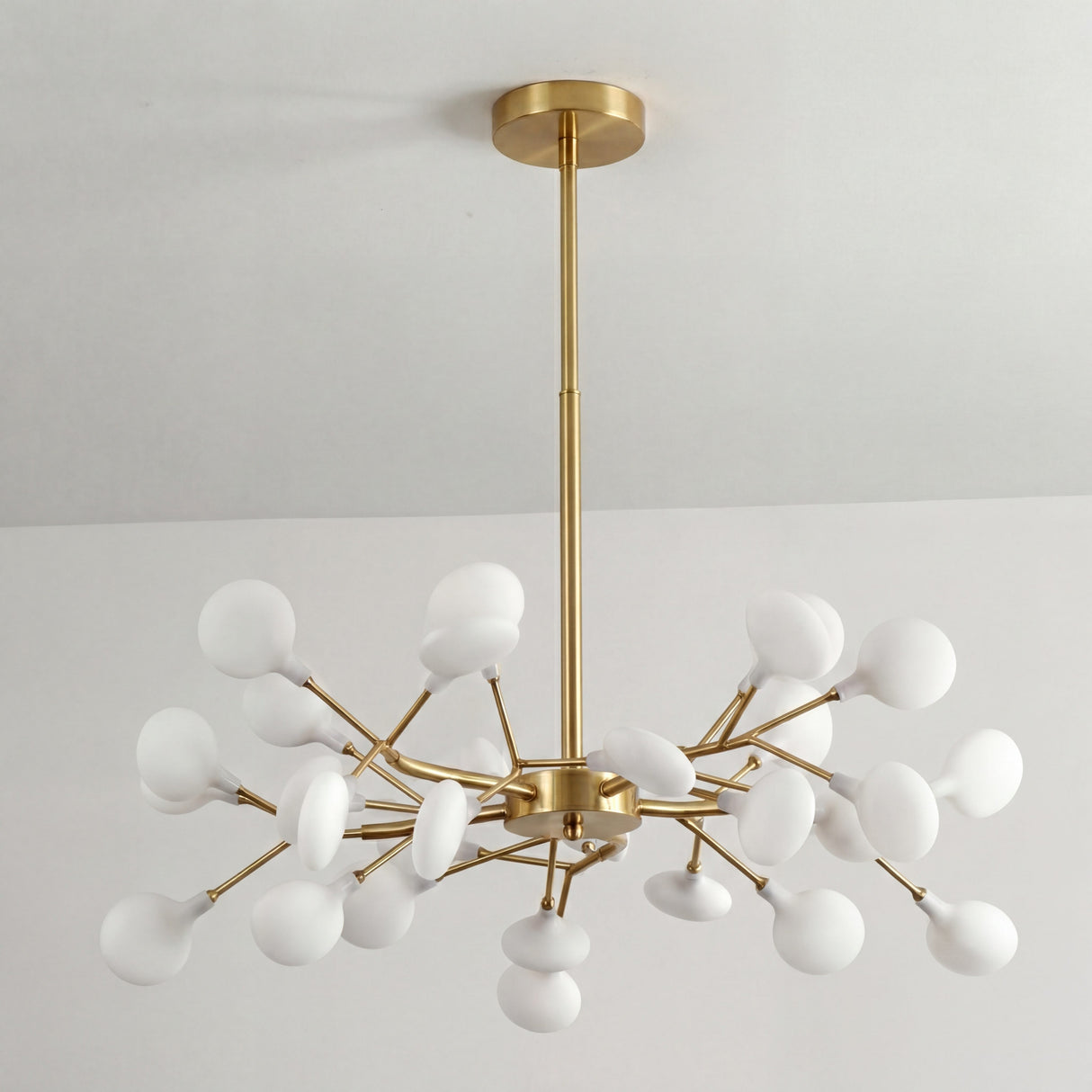 Vista frontal de la lampara Sputnik Nativa Gold sobre fondo blanco para catalogo.