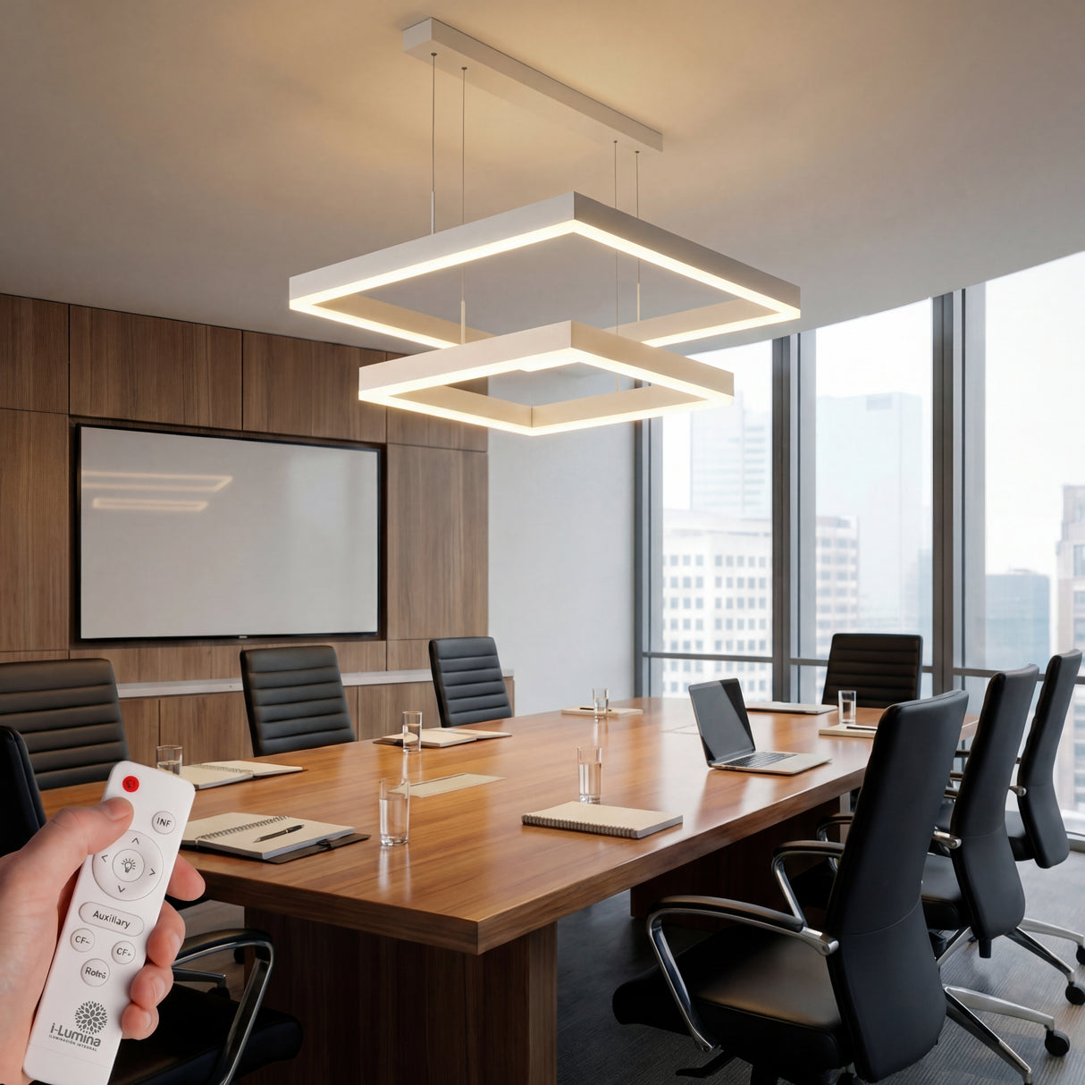 Mesa de directorio iluminada con lámpara de marcos cuadrados blancos minimalistas