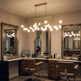 Lampara sofisticada instalada en salon de belleza de alta gama con espejos grandes.