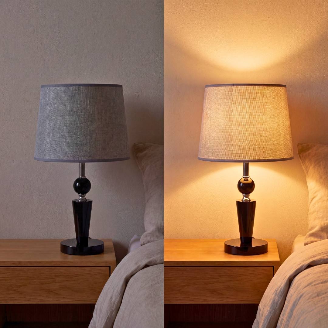 Lámpara de velador encendida iluminando el dormitorio con luz cálida