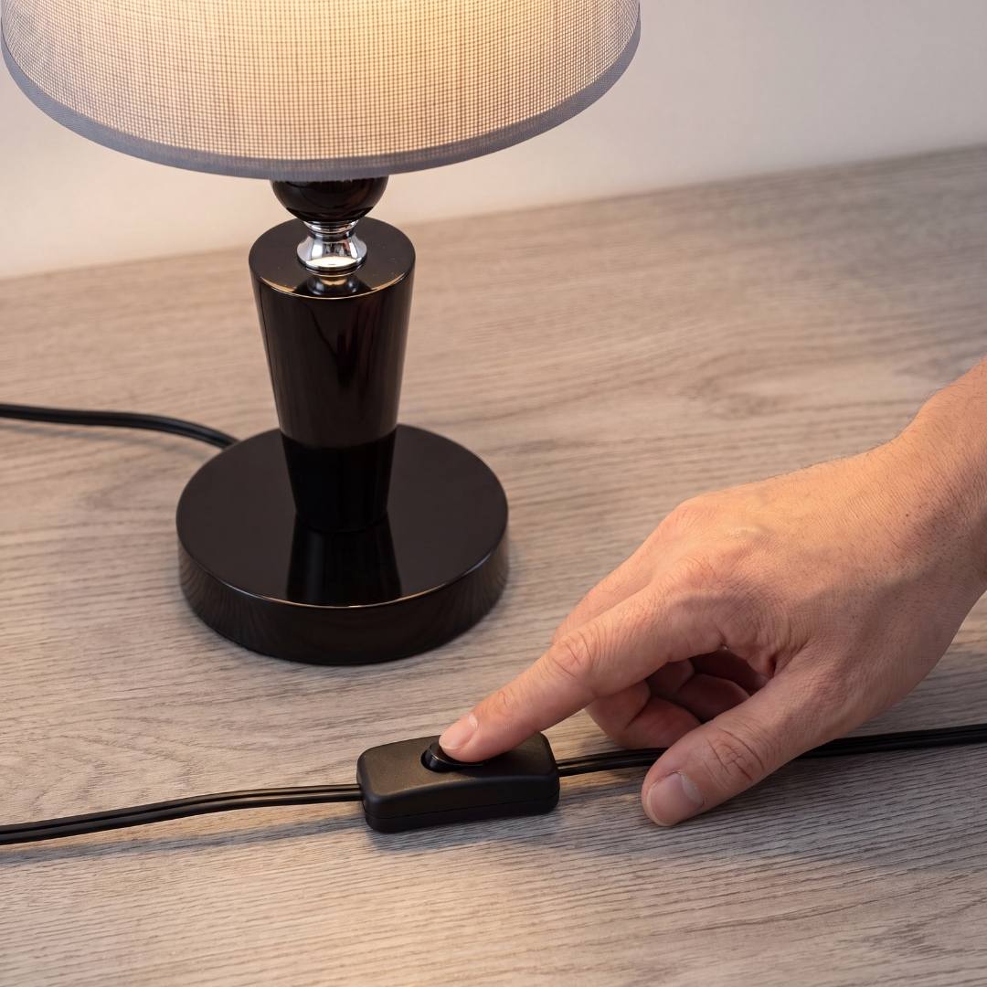 Mano encendiendo la lámpara con el interruptor en línea del cable