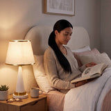 Lámpara de velador AURELIA WHITE AND GOLD iluminando la lectura nocturna