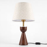 Lámpara de velador BIANCA WALNUT con luz cálida sobre mesa de noche