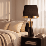 Ambiente acogedor de dormitorio con lámpara de velador CLEO GOLD de luz cálida