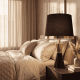 Ambiente acogedor de dormitorio con lámpara de velador CLEO GOLD de luz cálida